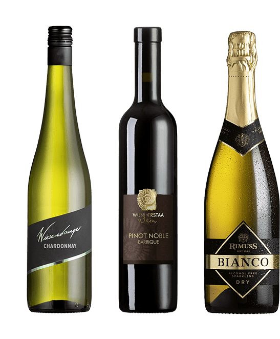 Drei Weinflaschen: Chardonnay, Pinot Noble Barrique und Bianco Sekt Dry