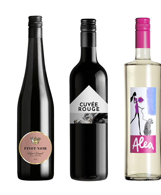 Drei Weinflaschen mit unterschiedlichen Etiketten: Pinot Noir, Cuvée Rouge und Alea