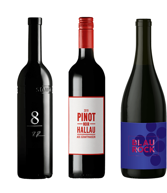 Drei Weinflaschen mit unterschiedlichen Etiketten: „8“, „Pinot Noir Hallau“ und „Blau Rock“