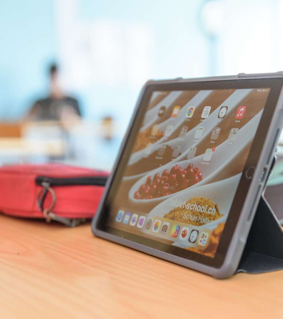 Bildreportage GOSU-Oberstufe-Klettgau: Tablet auf einem Tisch mit geöffneter Startseite und App-Symbolen