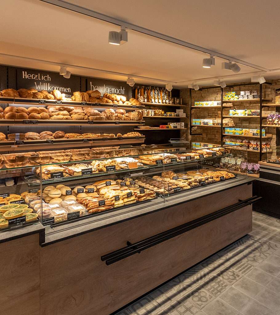 Logez Haefeli Beck Hallau Laden: Bäckereitheke mit verschiedenen Broten und Gebäck in einer hellen Bäckerei