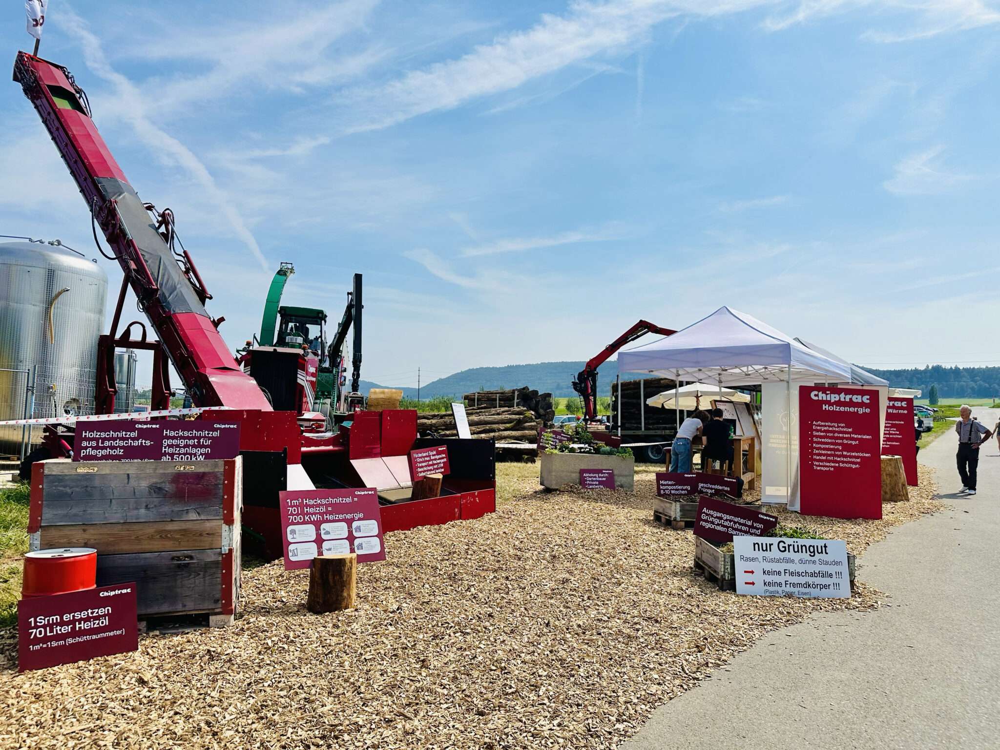 Stand mit Informationen zu Holzenergie