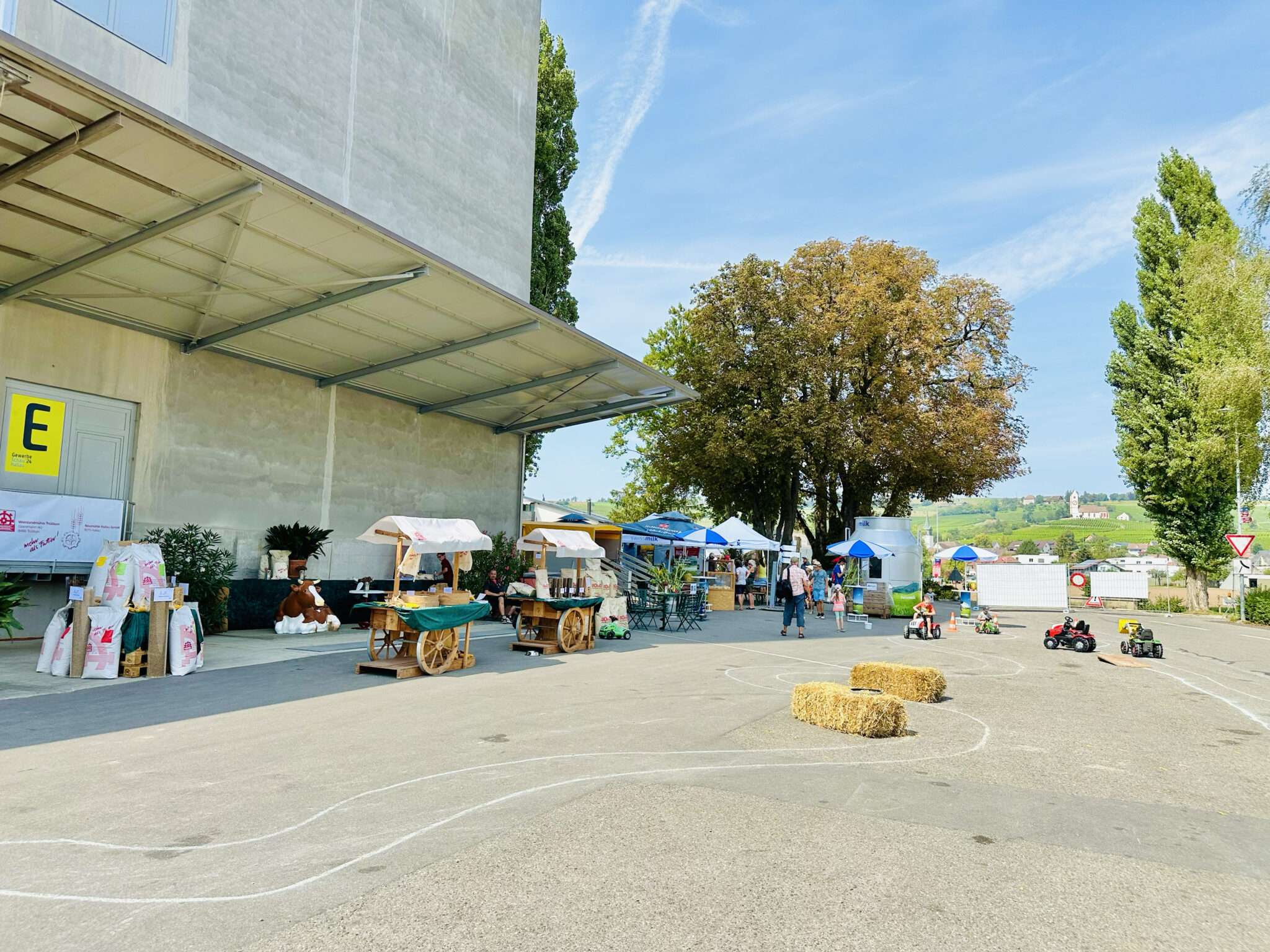 Kleiner Markt für Erwachsene mit Rennbahn für Kinder