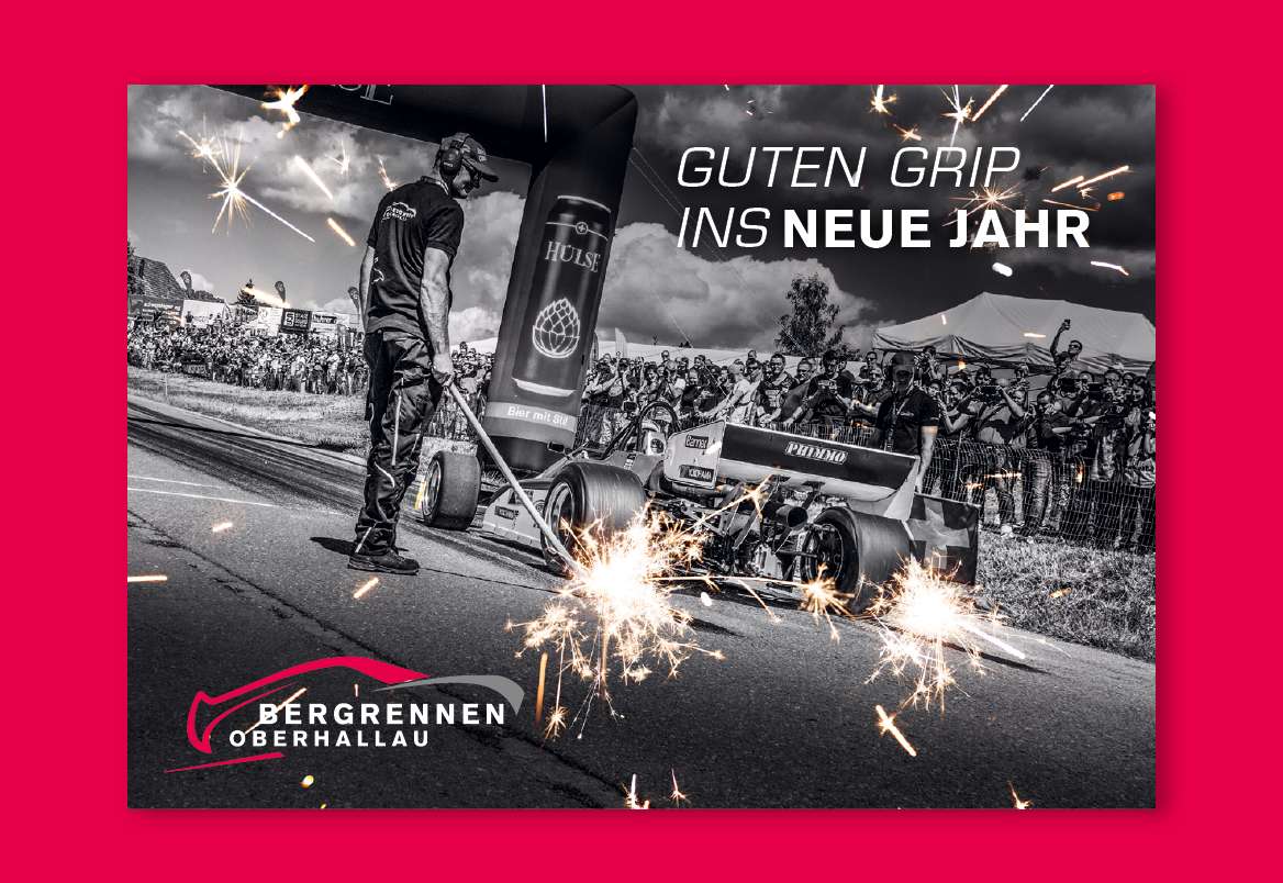 Werbung für das Bergrennen Oberhallau: Rennwagen mit Feuerwerk und dem Text „Guten Grip ins neue Jahr“