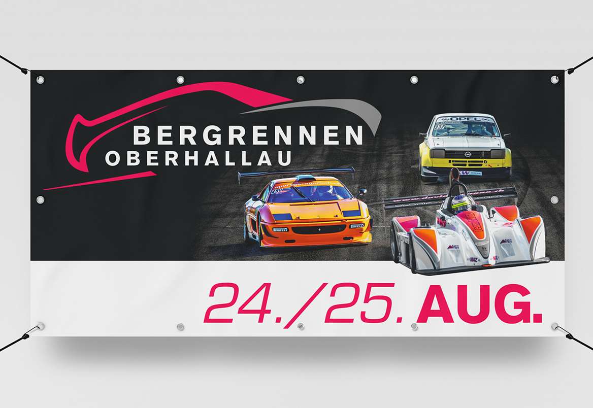 Werbebanner für das Bergrennen Oberhallau mit Rennwagen und Datum 24./25. Aug