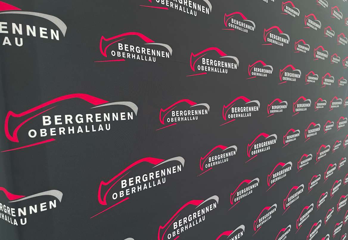 Hintergrund mit wiederholtem Logo „Bergrennen Oberhallau“