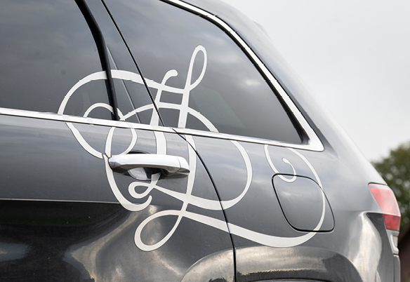 Aufnahme von hinterem drittel eines Autos mit Logo von Distillerie Zimmerli
