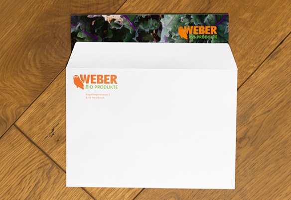 Weiße Briefhülle mit Weber-Bio-Produkte-Logo und bedrucktem Einsteckblatt oben