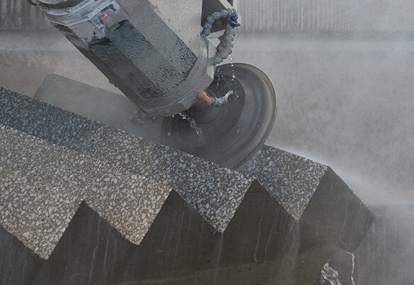 Betonsäge schneidet eine massive Betonstruktur